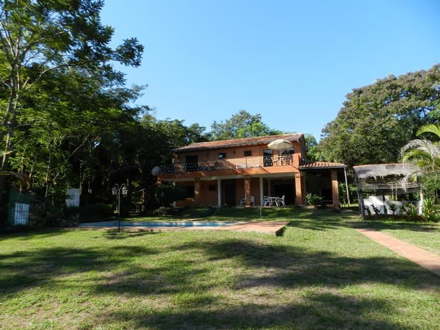 Backsteinhaus mit Pool und Garten