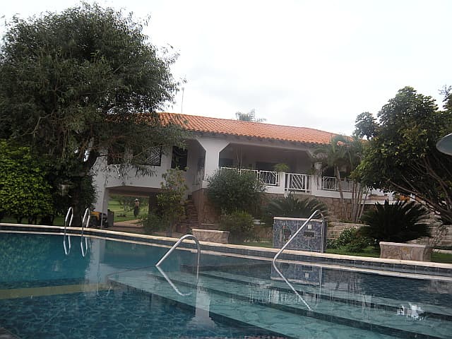 Pool und Haus mit Panoramablick