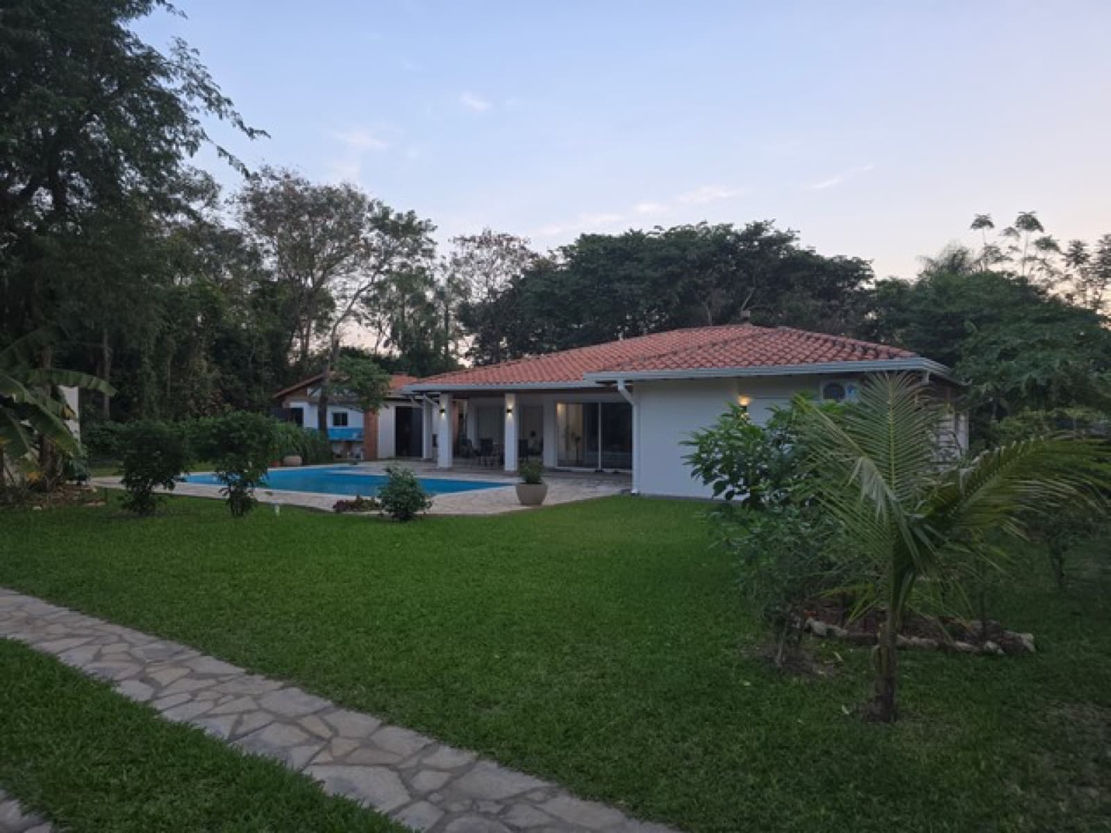 Haus mit Pool in San Bernardino – Außenansicht