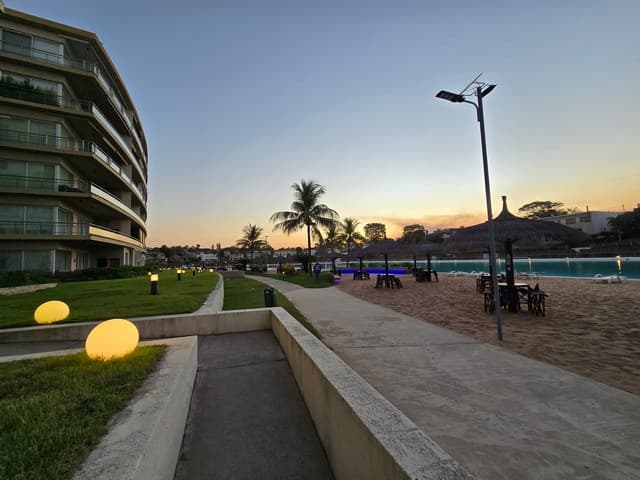 Sonnenuntergang über Crystal Lagoons® mit Strandbereich