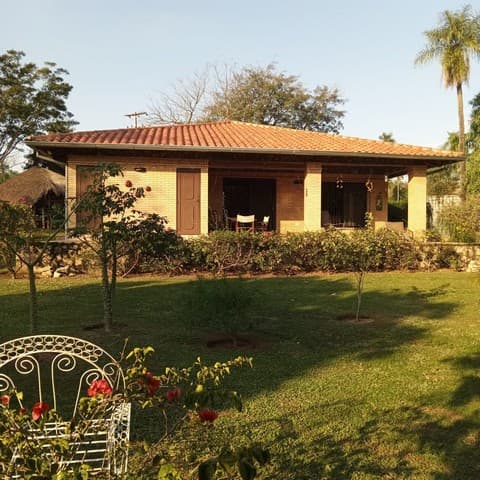 Frontansicht mit Garten und Terrasse