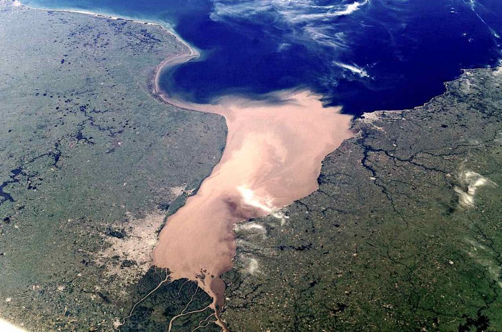 Der Rio Paraguay bildet vereint mit dem Río Paraná und dem Río Uruguay den großen Mündungstrichter Río de la Plata, gut zu erkennen an der erdigen Farbe, die von Sand verursacht wird