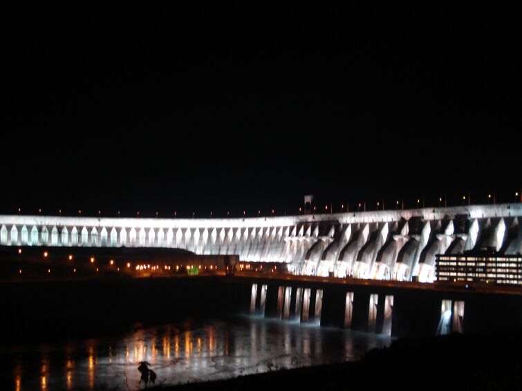 Wasserkraftwerk Itaipu bei Nacht